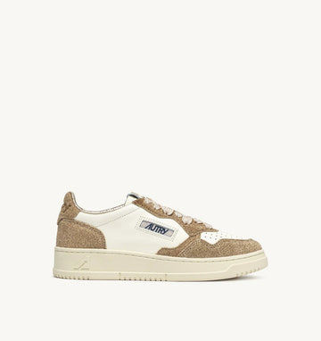AUTRY Sneakers Medalist Low In Pelle Bianca e dettagli Strass Sabbia