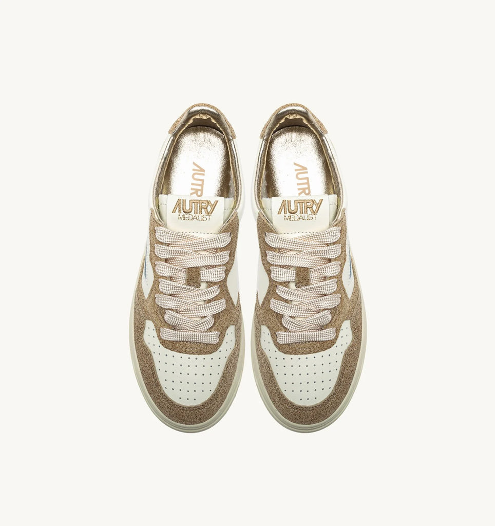 AUTRY Sneakers Medalist Low In Pelle Bianca e dettagli Strass Sabbia