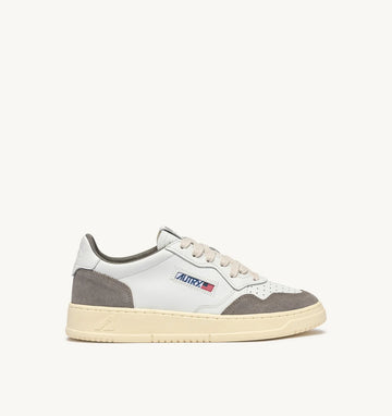 AUTRY Sneakers Medalist Low in Pelle Bianca e Suede Cemento