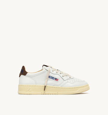 AUTRY Sneakers Medalist Low in Pelle Bianca e Suede Chocolate Chip