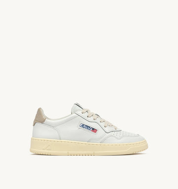 AUTRY Sneakers Medalist Low in Pelle Bianca e Feather Gray