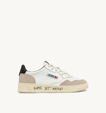 AUTRY Sneakers Medalist Low in Suede E Pelle Bianca e Nera con Lettering