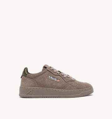 AUTRY Sneakers Medalist Low in Suede Antilope e Military