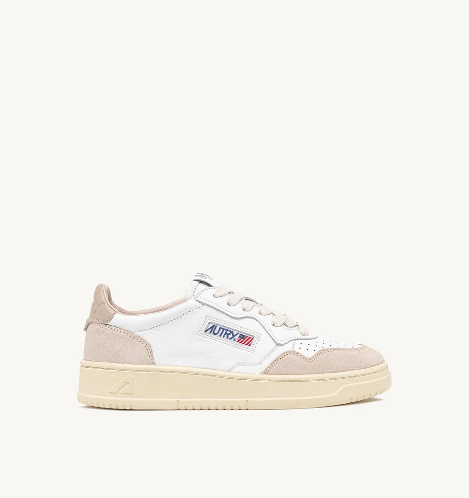 AUTRY Sneaker Medalist Low  In Suede e Pelle Bianca e Pepper