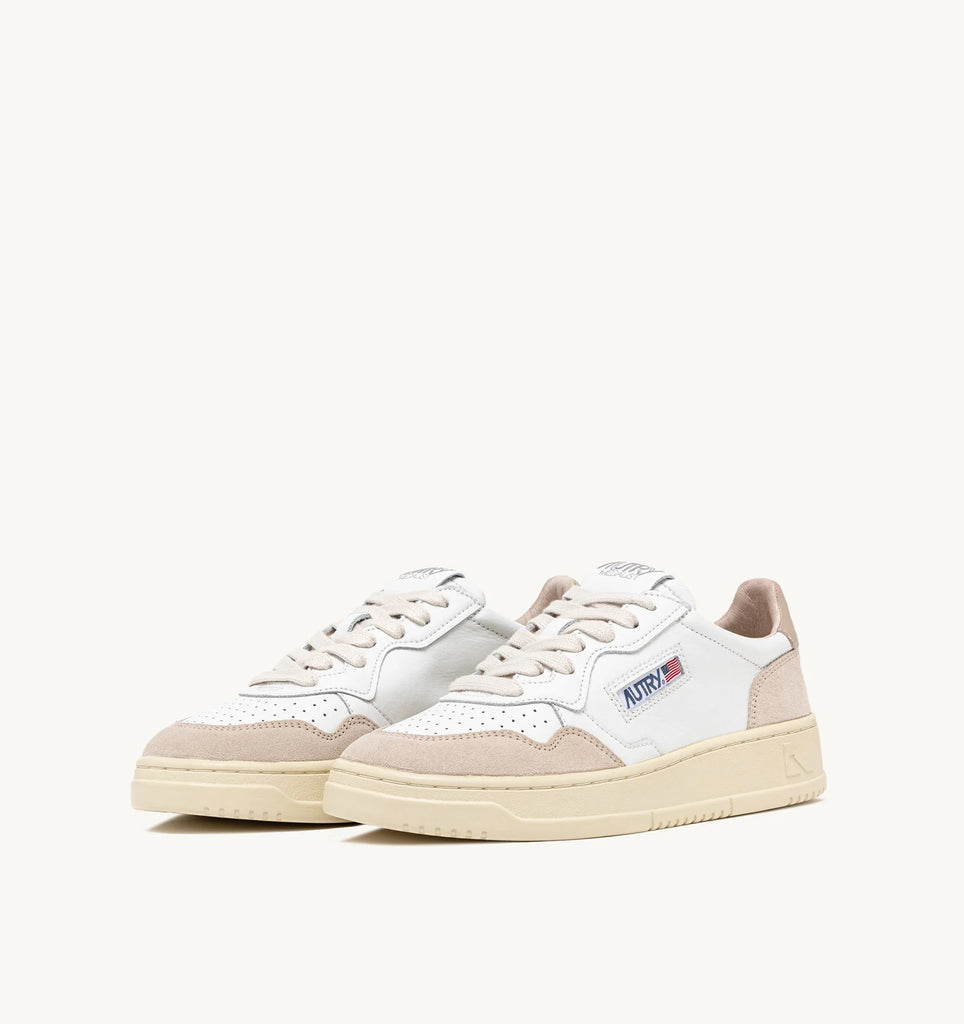 AUTRY Sneaker Medalist Low  In Suede e Pelle Bianca e Pepper