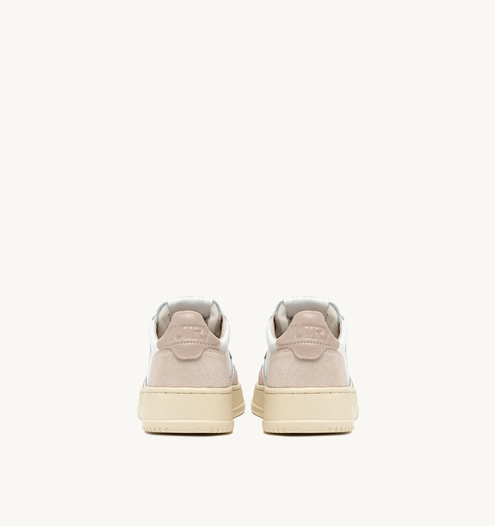 AUTRY Sneaker Medalist Low  In Suede e Pelle Bianca e Pepper