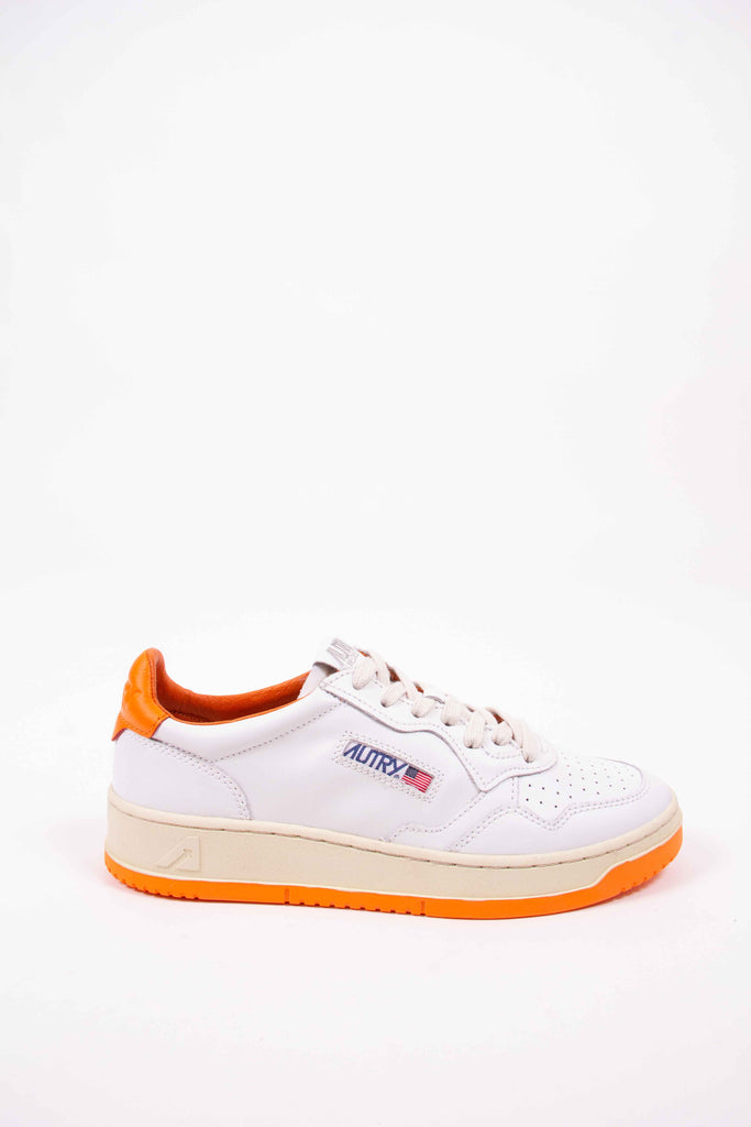 AUTRY SNEAKERS MEDALIST LOW IN PELLE BIANCO ARANCIO