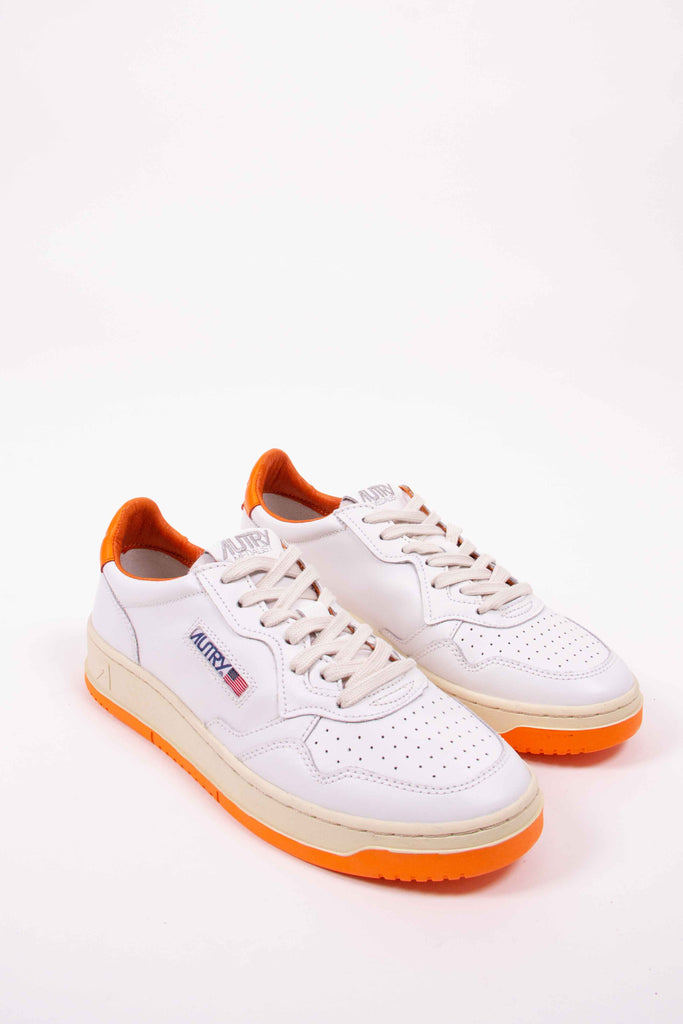 AUTRY SNEAKERS MEDALIST LOW IN PELLE BIANCO ARANCIO