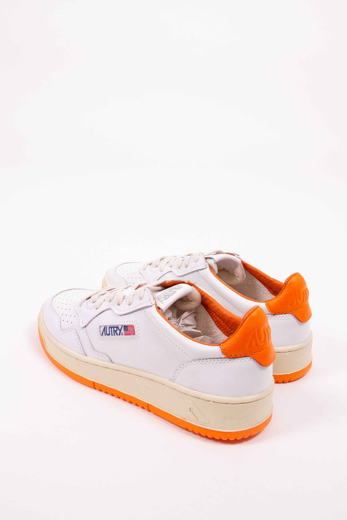 AUTRY SNEAKERS MEDALIST LOW IN PELLE BIANCO ARANCIO