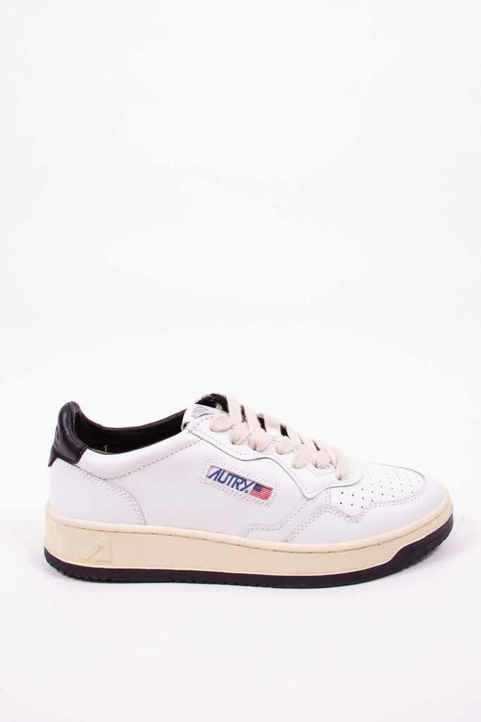 AUTRY  SNEAKERS MEDALIST LOW IN PELLE BIANCO NERO