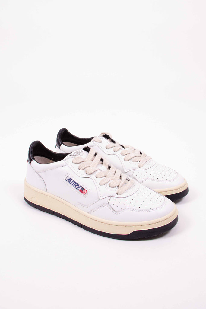 AUTRY  SNEAKERS MEDALIST LOW IN PELLE BIANCO NERO