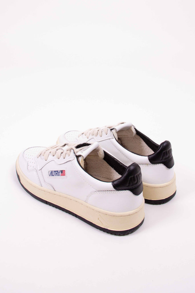 AUTRY  SNEAKERS MEDALIST LOW IN PELLE BIANCO NERO