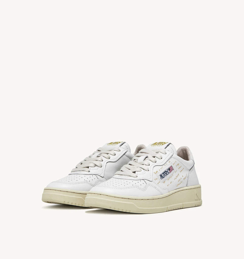 AUTRY ACTION SHOES Sneakers Medalist Low in pelle bianco lettering giallo