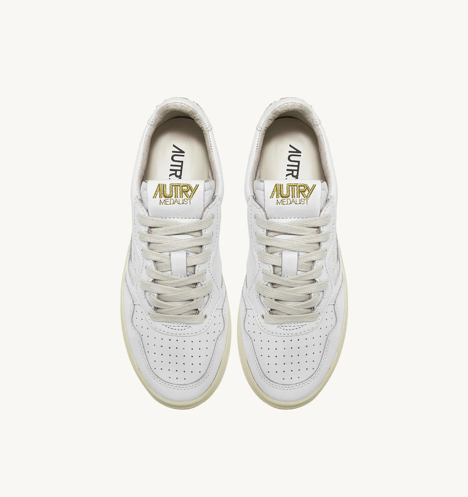 AUTRY ACTION SHOES Sneakers Medalist Low in pelle bianco lettering giallo