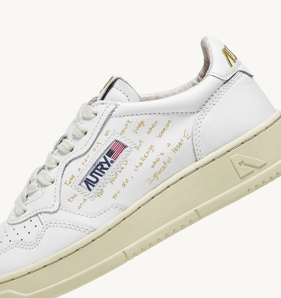 AUTRY ACTION SHOES Sneakers Medalist Low in pelle bianco lettering giallo