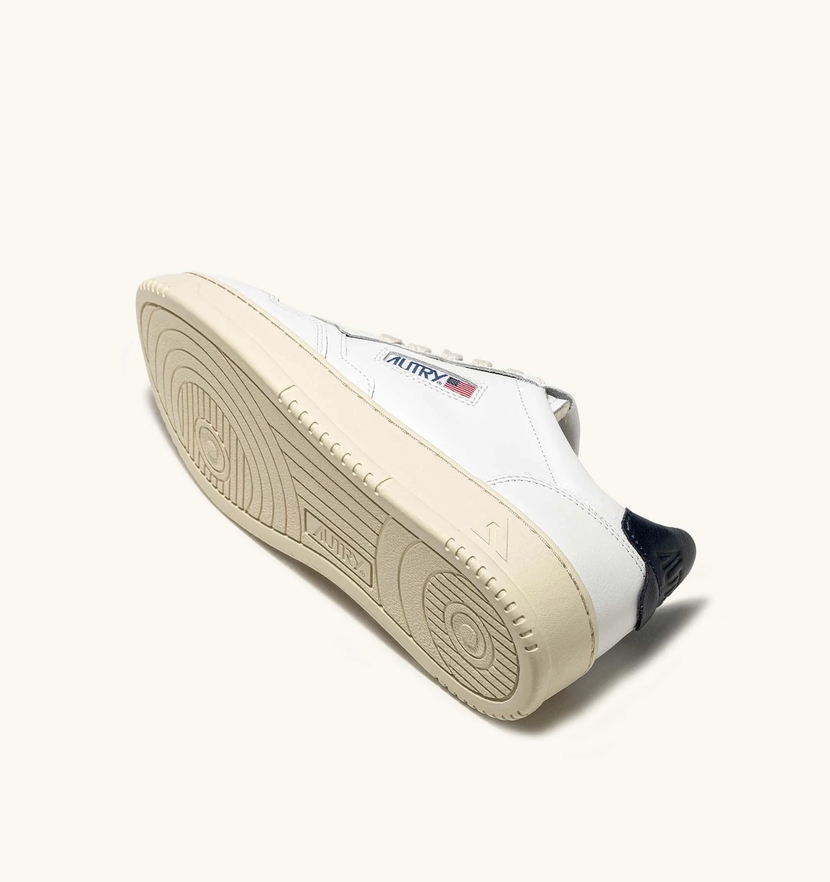AUTRY Medalist Low Sneakers In White Blue Leather – Stilmoda AUTRY Medalist Low Sneakers In White Blue Leather – Stilmoda